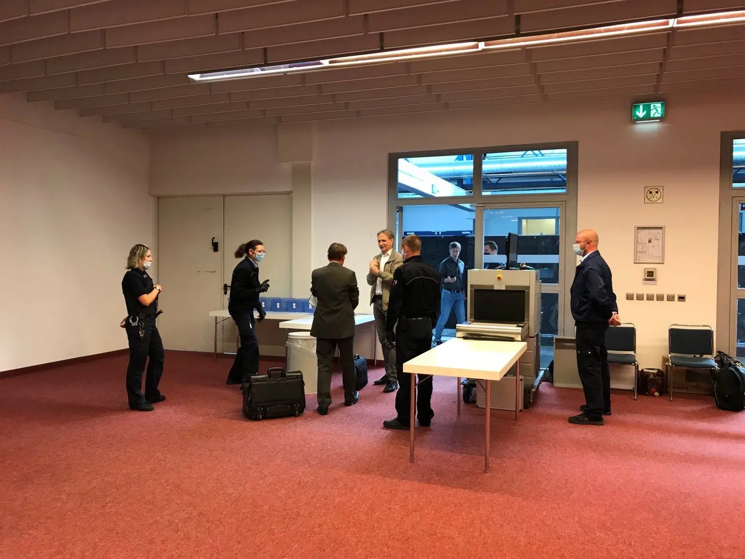 Auch der für den Fall zuständige Cottbuser Staatsanwalt Olaf Jurtz (3.v.l.) und Oberstaatsanwalt Horst Nothbaum bekommen am Eingangsbereich der Messehalle Desinfektionsmittel auf die Hände gesprüht.
