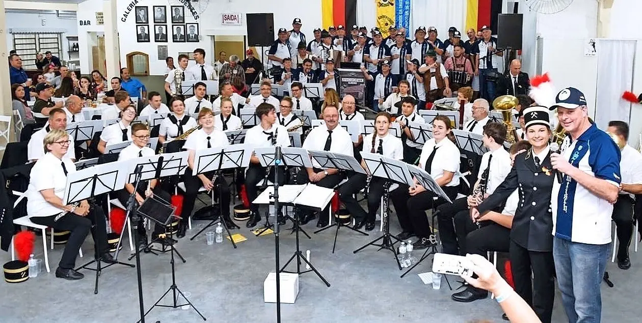 Das Jugendblasorchester aus Plessa spielt hier beim Schützenverein im brasilianischen Blumenau.