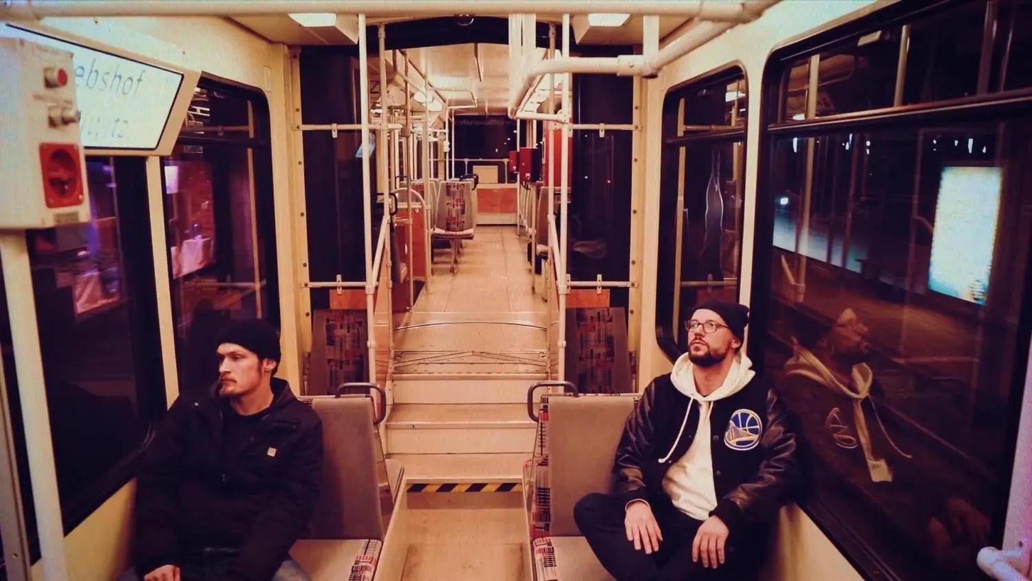 Die beiden Cottbuser Rapper ELO und Mr Pinc versuchen in „Cottbus // Hassliebe“ ihre, wie sie selber sagen, ambivalente Beziehung zu ihrer Heimatstadt zu beschreiben.