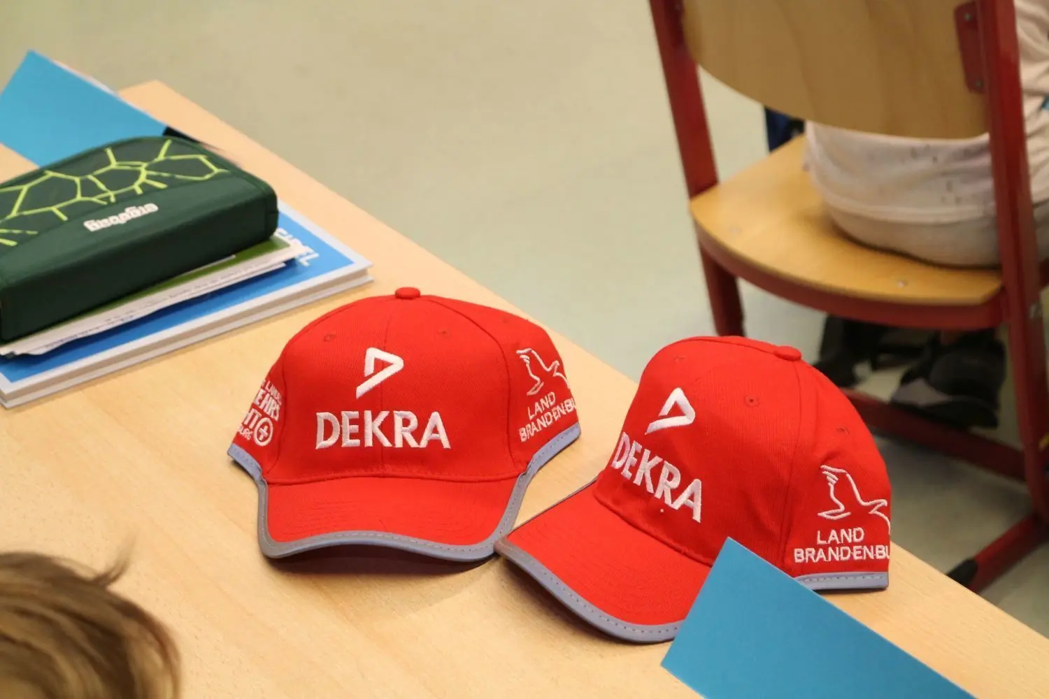An diesen roten Mützen sind ab 9. August alle Erstklässler in Calau zu erkennen. Parallel dazu haben Polizei und Ordnungsamt ein umfangreichesSicherheitskonzept gestrickt, damit der Schulweg sicher ist.