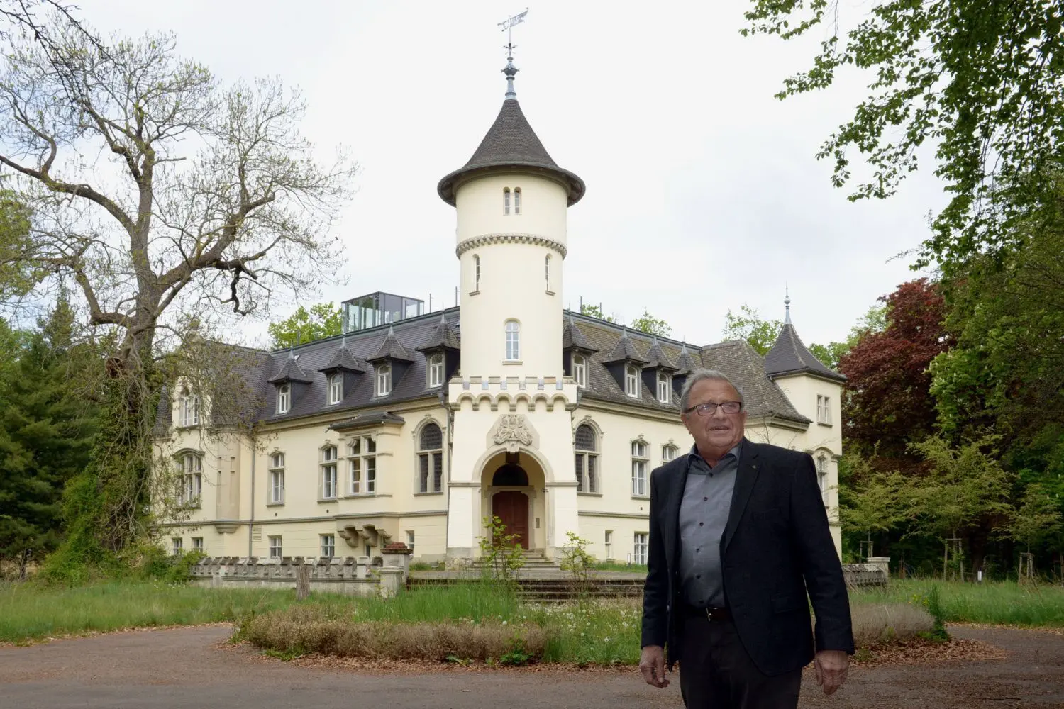 Noch-Schlossbesitzer Reiner Tietz vor dem hochherrschaftlichen Anwesen. Die  Verkaufs-Verträge sind bereits unterschrieben.