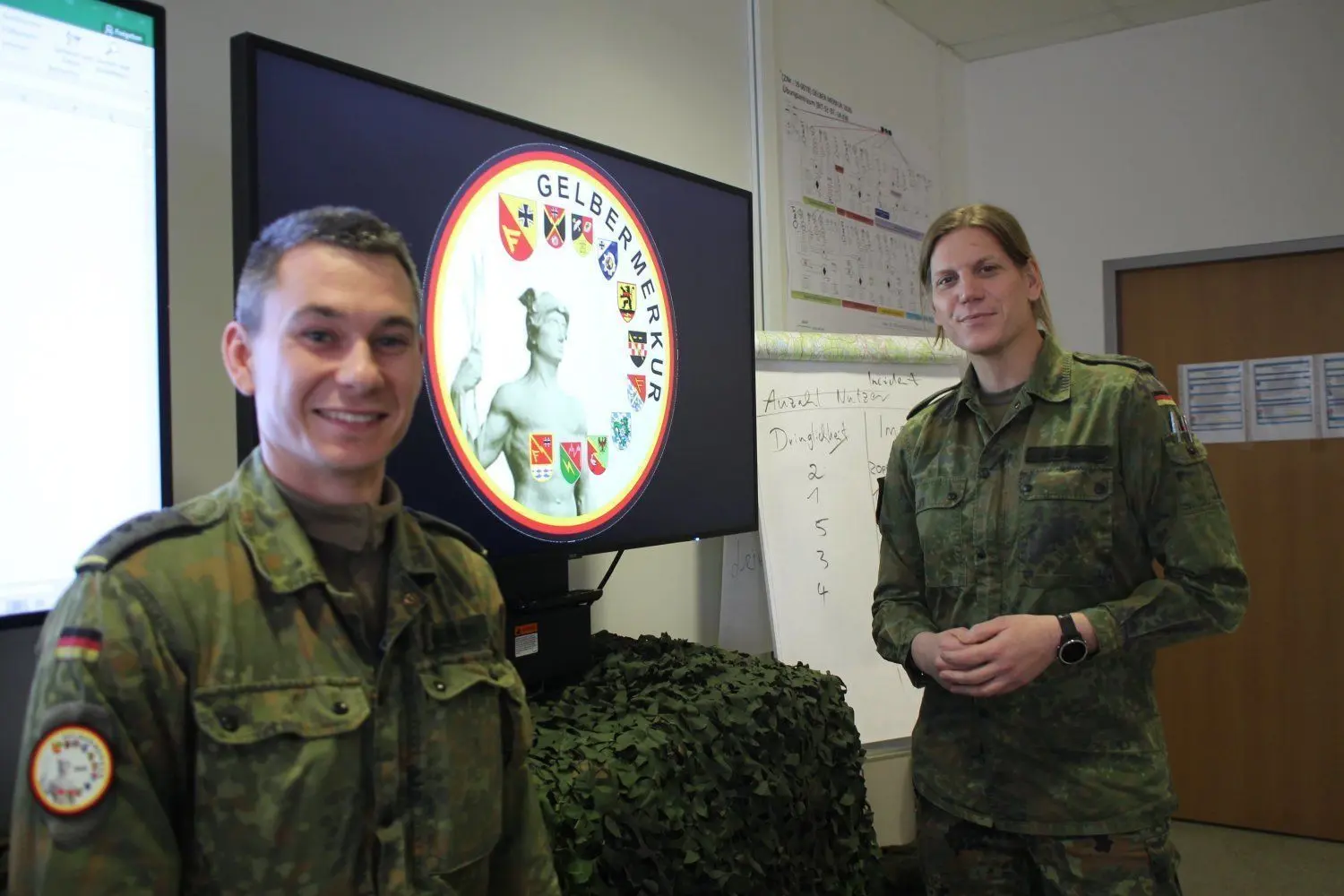 Hauptmann David Schiemann (l.) informiert Oberstleutnant Anastasia Biefang über den Stand der Vorbereitungen zur Übung "Gelber Merkur 2020".
