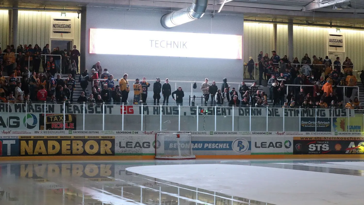 Der Block D in der Weißwasseraner Eishalle blieb im 1. Drittel leer. Die Fans protestierten außerdem mit einem Spruchband gegen die neue 2G-Regel in Sachsen.