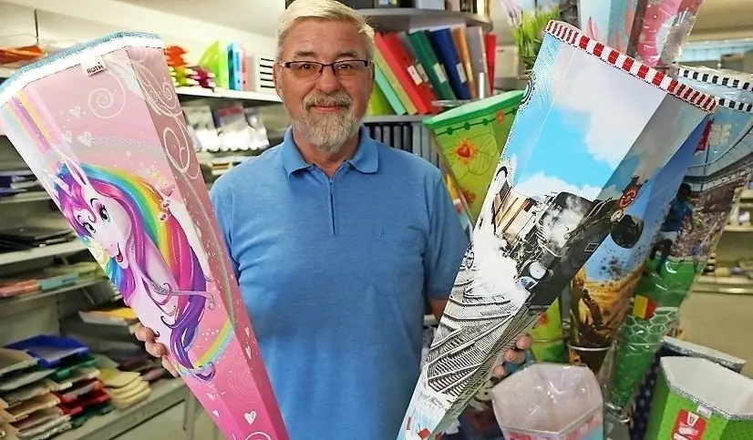Kleine Kunstwerke! Sie blinken, tuten und glitzern: Bürotreff-Chef Jens Kloss (62) kennt die Trends bei den Zuckertüten.