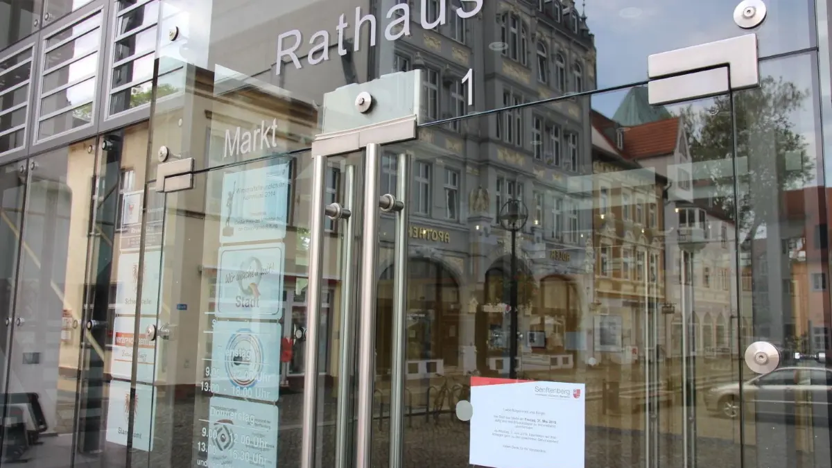 Die Glastür des Senftenberger Rathauses bleibt am Brückentag, dem 31. Mai, geschlossen.
Die Glastür des Senftenberger Rathauses bleibt am Brückentag, dem 31. Mai, geschlossen.