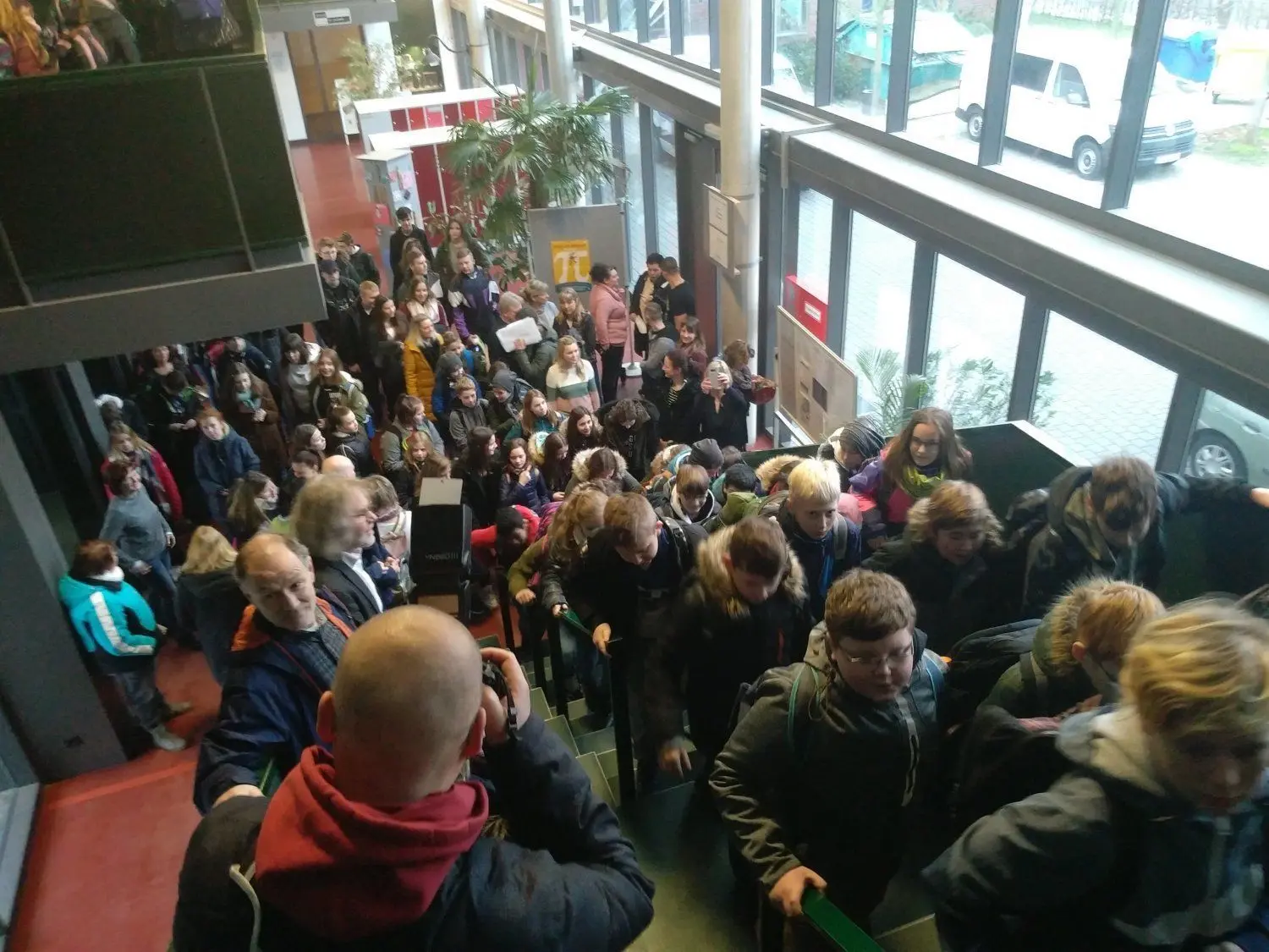 Die Schüler strömten am Montagmorgen in den fertiggestellten und modernisierten Schultrakt im Robert-Schlesier-Haus der Calauer Grund- und Oberschule. Für rund eine Million Euro sind Elektro, Heizung und Sanitär sowie Raumakustik, Wände und Fußböden innerhalb von sechs Monaten auf den neuesten Stand gebracht worden. Jetzt folgen die gleichen Maßnahmen im Haus II.