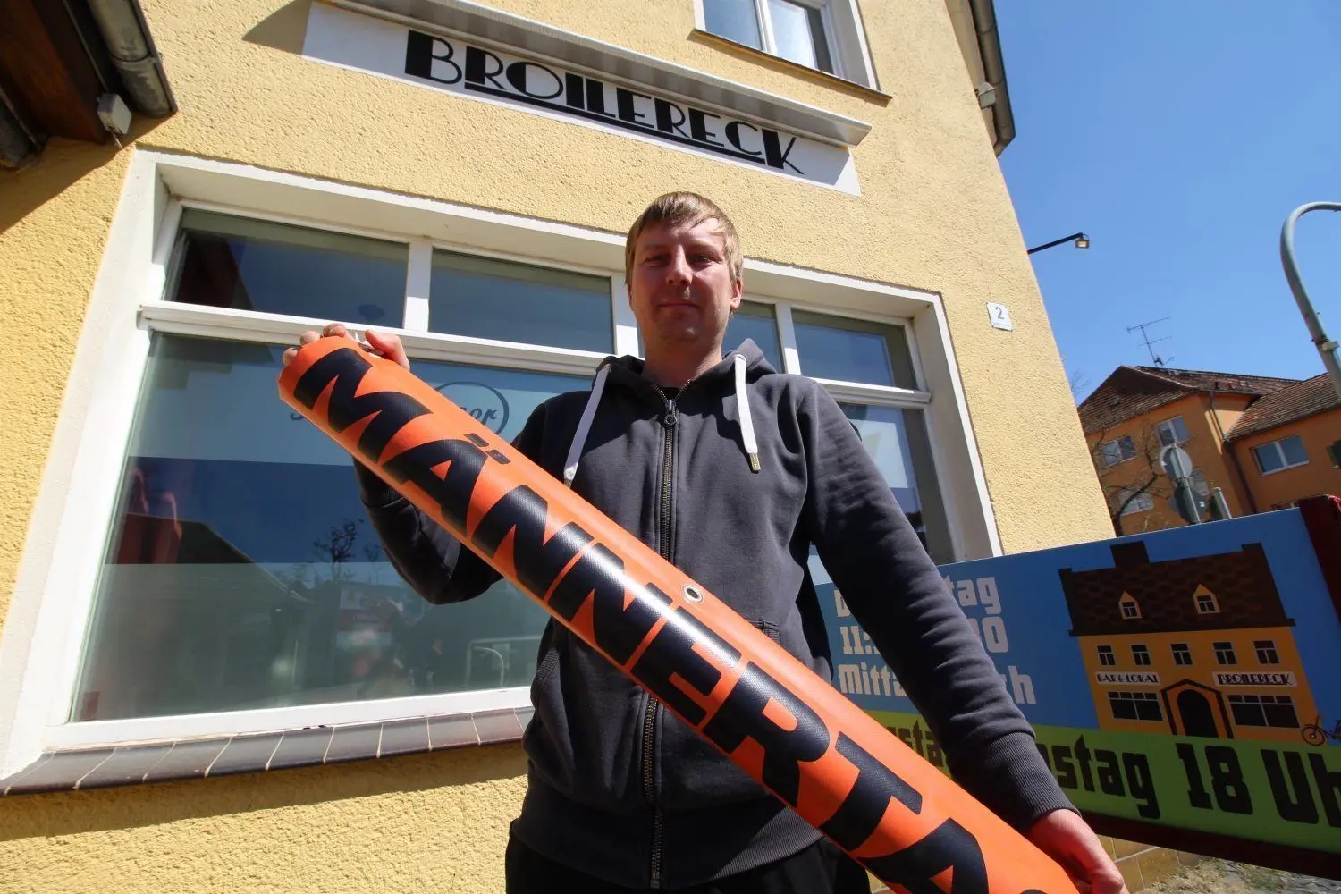 Bis zum Schluss hat Broilereck-Inhaber Robert Hördler gehofft, dass er Männertag wieder Gäste empfangen kann. Daraus wird nun nichts. Das Werbebanner hat er wieder abgenommen.