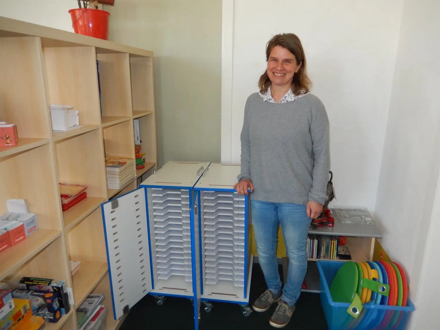 Schulleiterin Katrin Böhm von der Archimedes Grundschule zeigt einen der jetzt leeren Ladeschränke für die iPads der Schüler. Diese arbeiten mit den Geräten jetzt zu Hause.