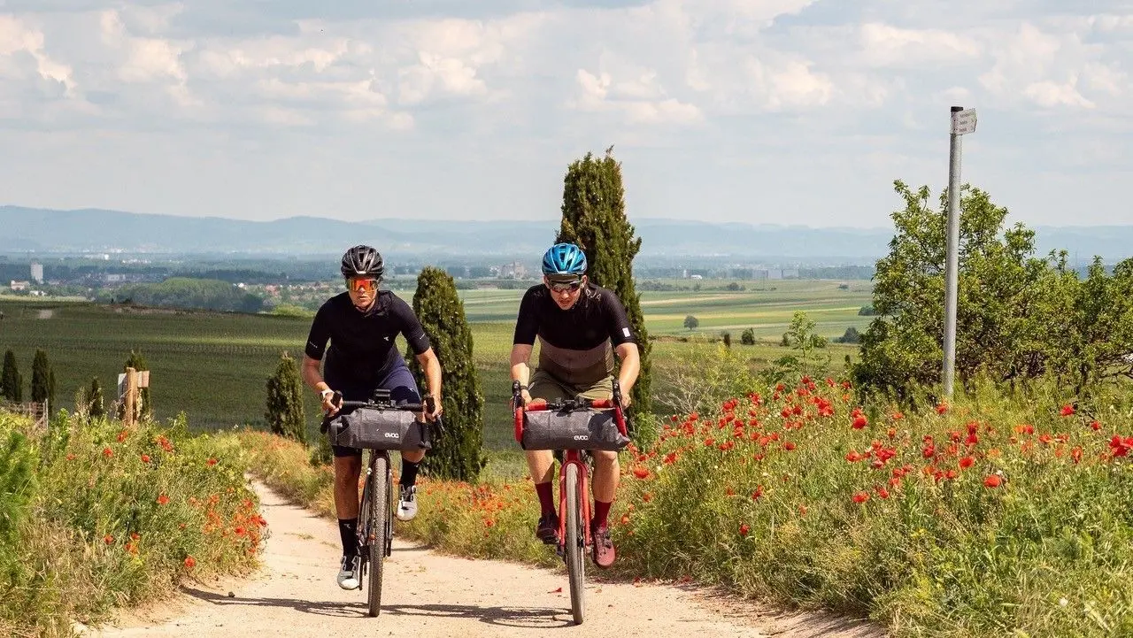 Die einstige Profi-Mountainbikerin Steffi Marth aus Plessa, hier mit Tourpartner Tobias Woggon, ist jetzt für die Bike-Industrie tätig und gerade auf Tour von Stuttgart an die Nordsee und weiter über Berlin nach Dresden.