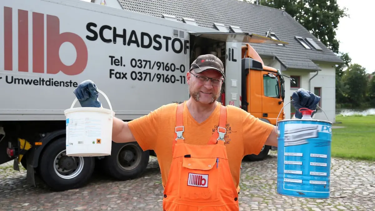 Ein Schadstoffmobil fuhr bereits durch Frankfurt (Oder).
Frankfurt an der Oder, Schadstoffmobil in Güldendorf am See, Ver und Endsorger Nico Kotzur zeigt was so abgegeben wurde
Foto Benk 31.08.2020