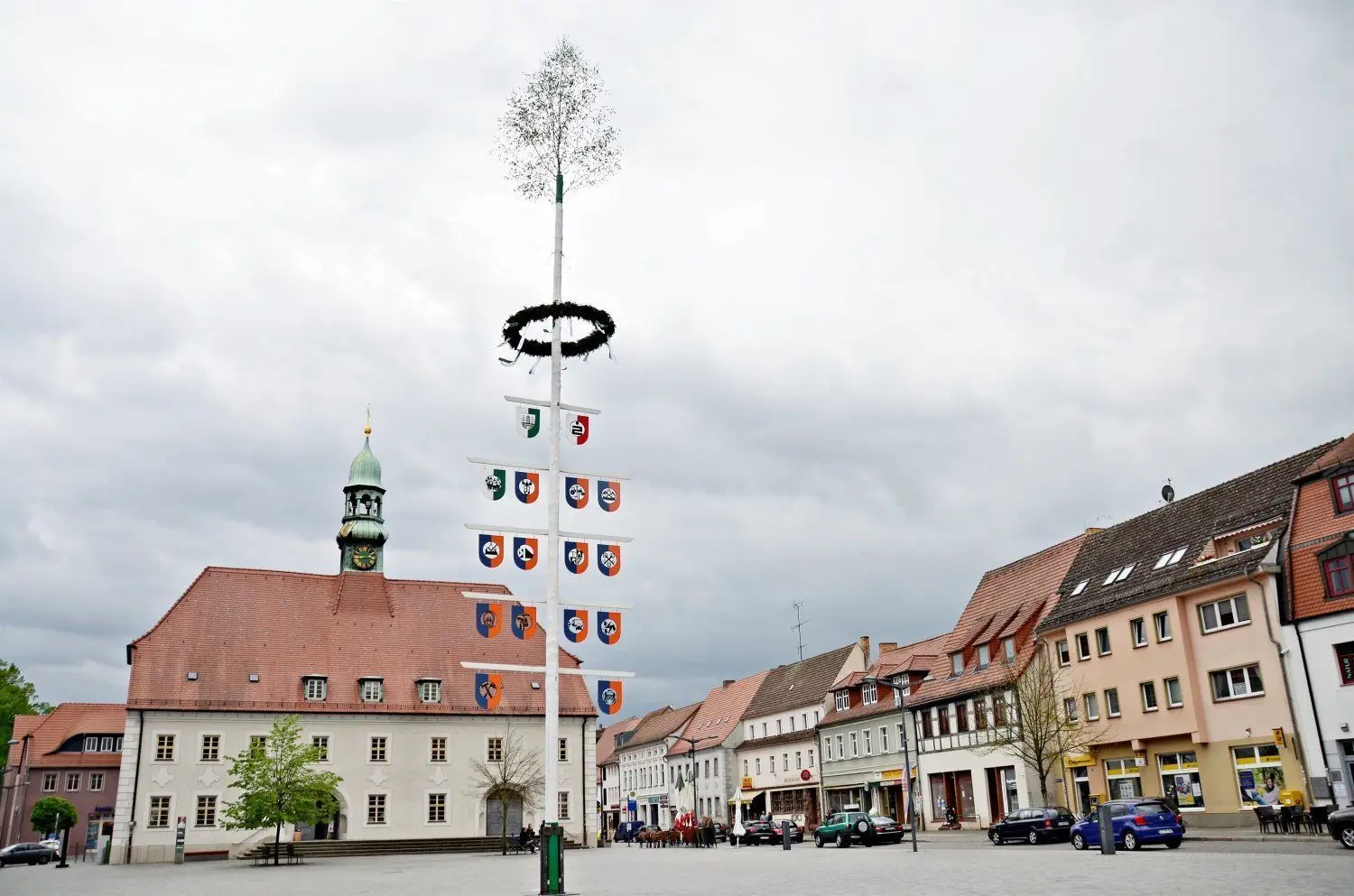 Der Maibaum der Niederlausitzer Kreishandwerkerschaft auf dem Markt in Finsterwalde