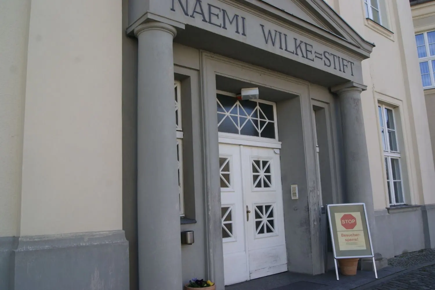 Die Medizinische Einrichtungsgesellschaft (MEG) des Naemi-Wilke-Stiftes in Guben bietet Schulen, Kitas und anderen Einrichtungen der Kinder- und Jugendarbeit Unterstützung bei den Schnelltests an.
