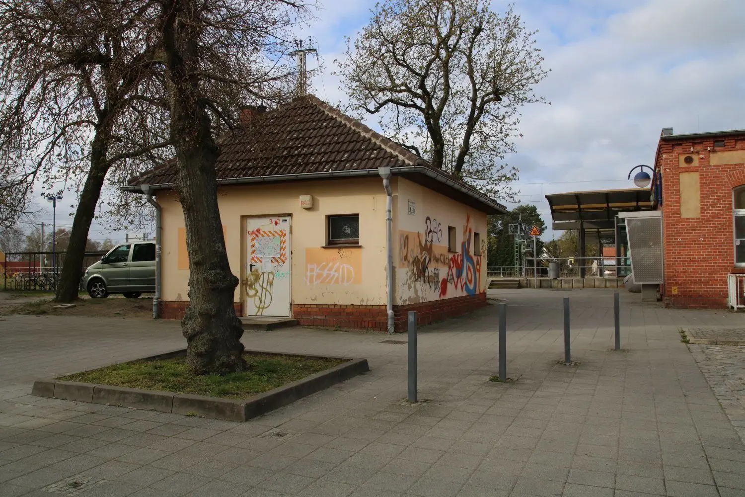 Die Toilette wird neu gebaut und weiter an den Rand des Platzes gerückt.