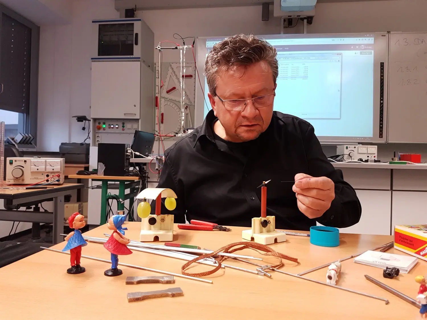 Andreas Tosch beim Magnetismus-Versuch in der 11. Klasse, Leistungskurs Physik