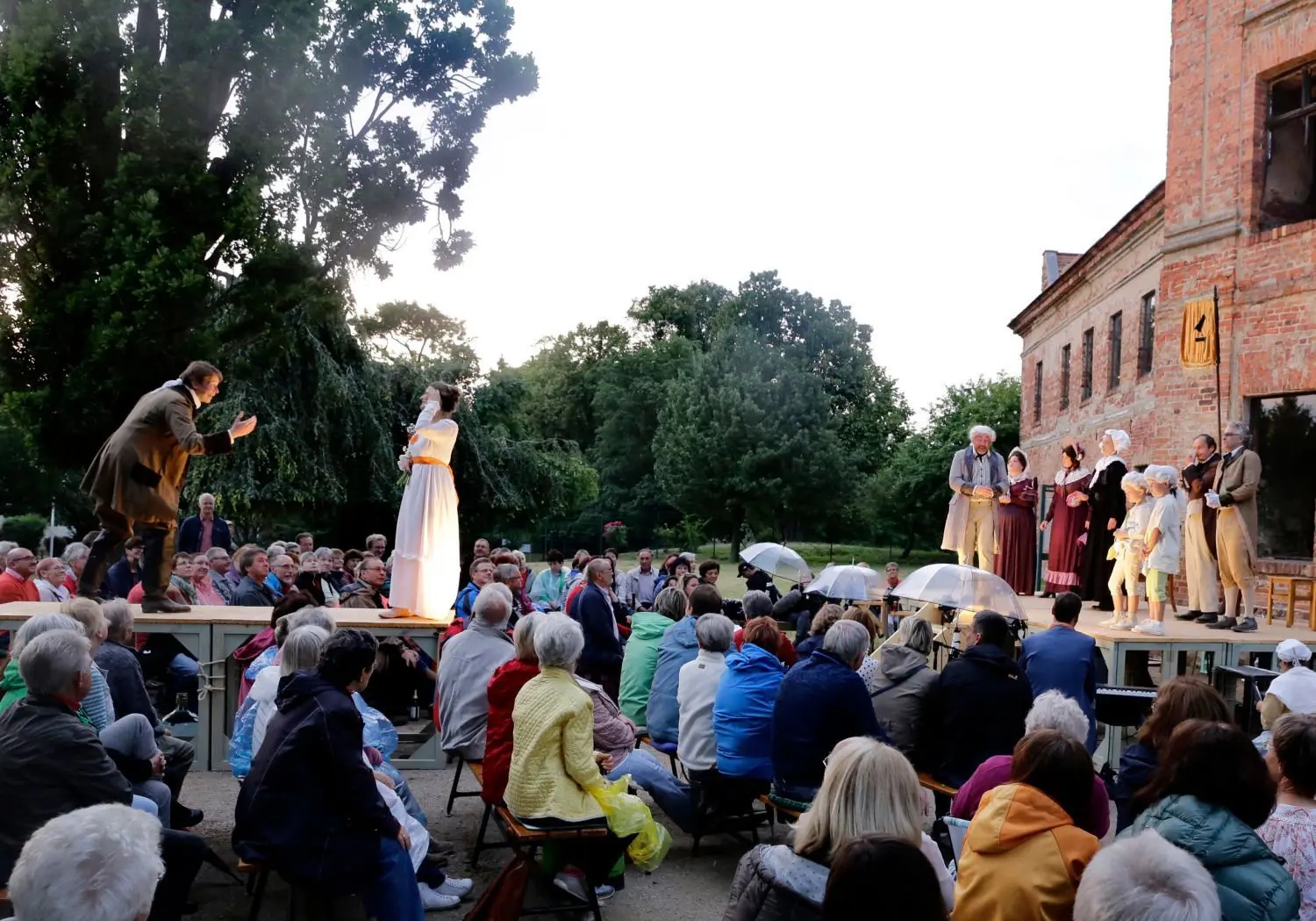 Das Sommertheater vor der Dahmer Schlossruine mit dem Theater 89 erwies sich im vorigen Jahr als großer Publikumsmagnet. Knapp 250 Zuschauer verfolgten  dieses Schauspiel vor der historischen Kulisse.
