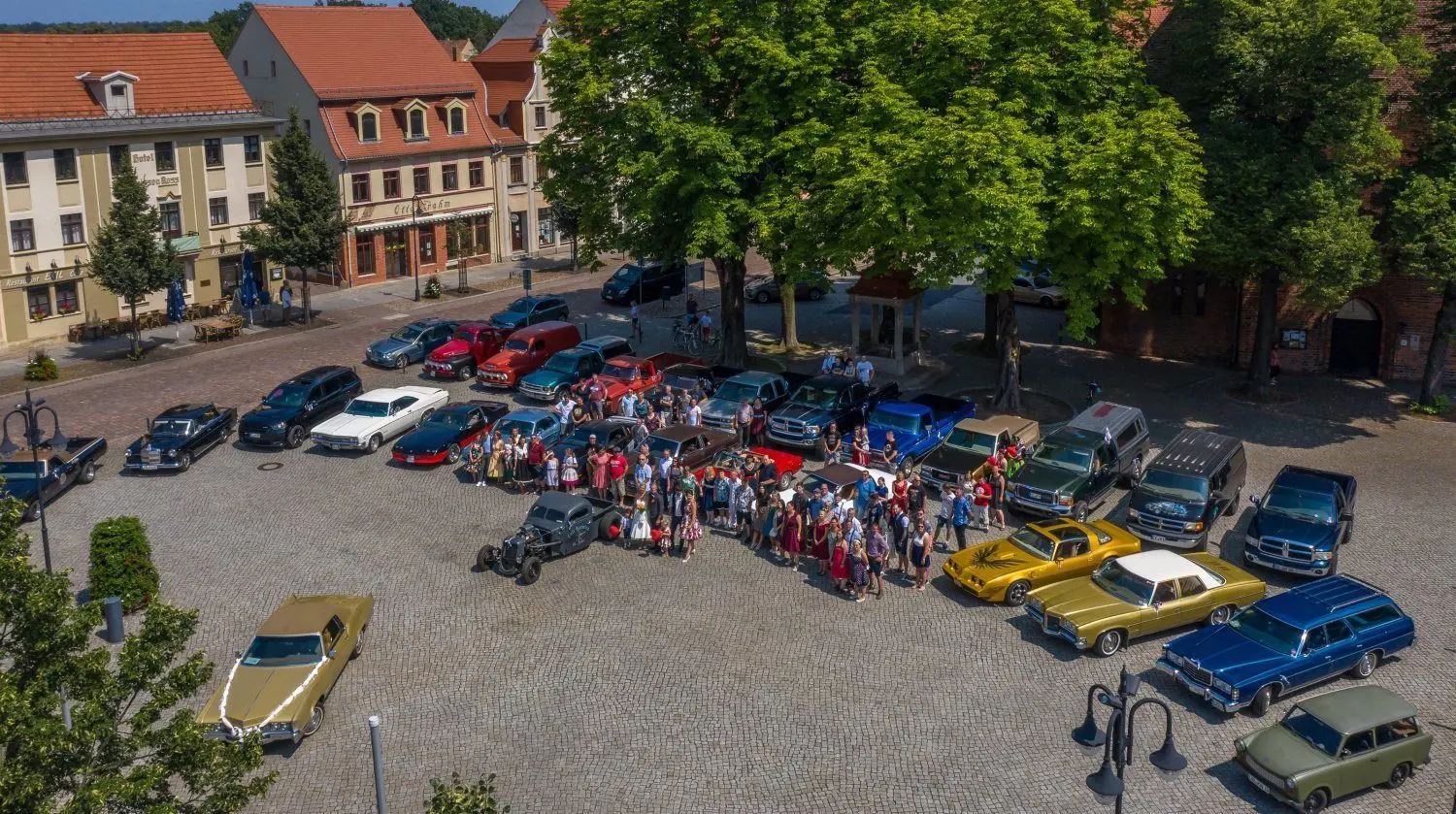 Ein Mitglied der US-Car-Freunde hat am Sonnabend in Bad Liebenwerda geheiratet. Und dabei kamen die Anhänger der Gruppe zunächst nur, um vor der üblichen Ausfahrt ein Gruppenfoto auf dem Marktplatz zu machen.