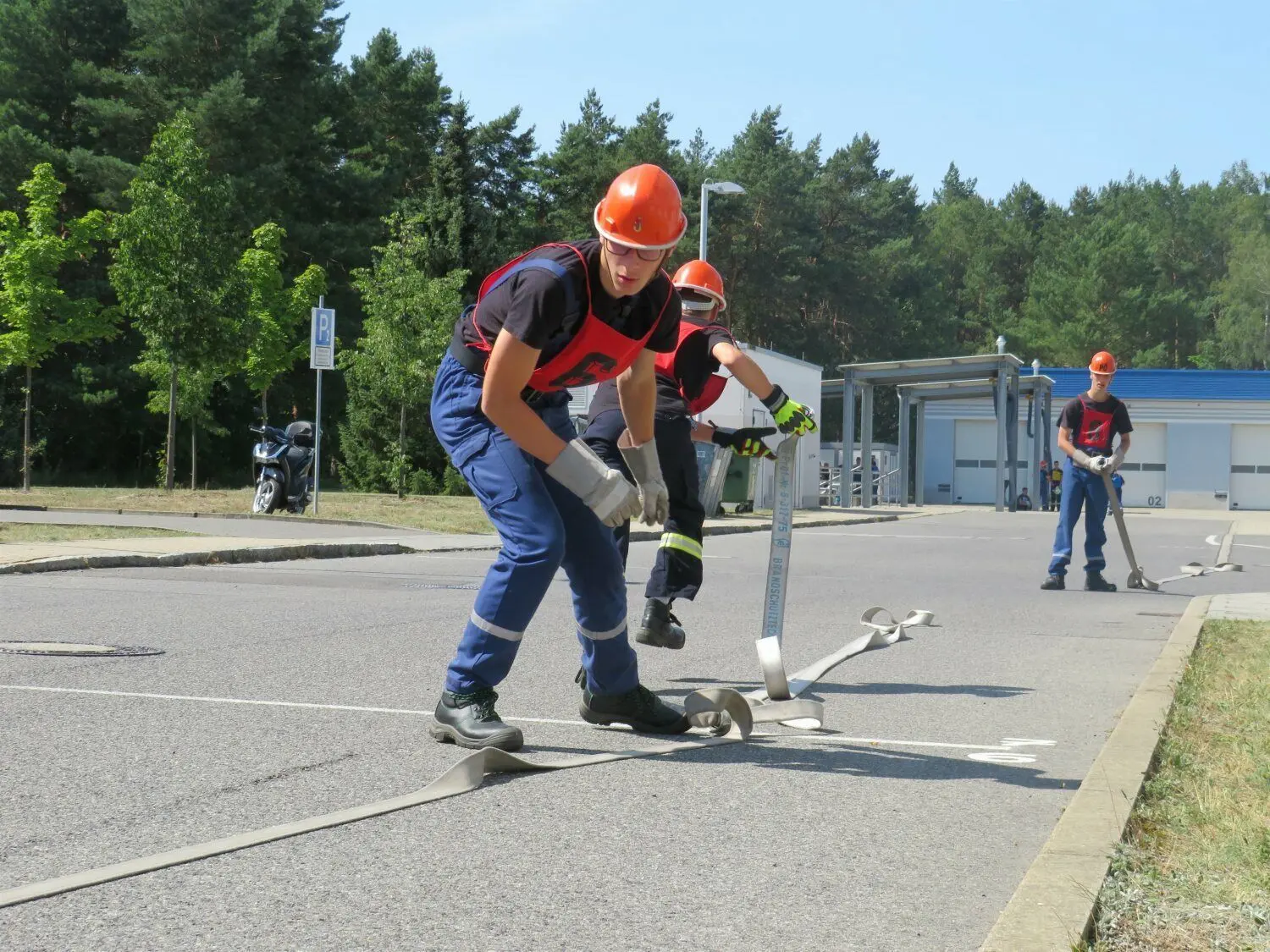 Bei der Schnelligkeitsübung müssen die Teams acht C-Schläuche akurat und in vorgegebener Zeit von nur 75 Sekunden koppeln.