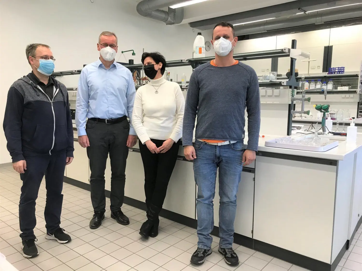 Jörg Acker (2. v.l.) und seine drei Mitarbeiter Thomas Langner, Jana Ducke und Tim Sieber gehen im Labor auf dem Campus Senftenberg der Frage nach: Was passiert mit dem Batterie-Material, wenn es sich auflöst.