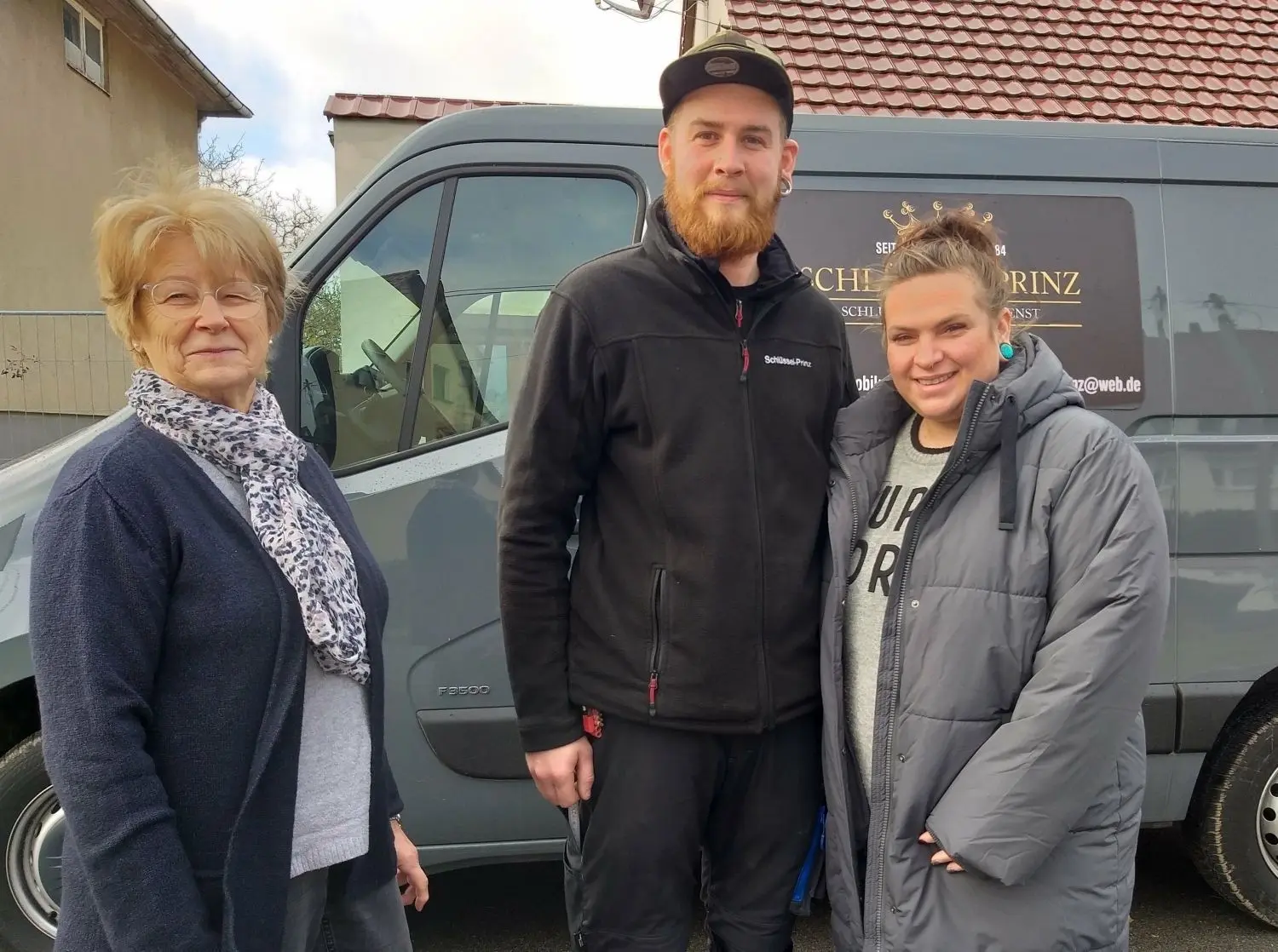 Angelika Prinz (l.) hat den Schlüsseldienst an Bastian Wülknitz, den Lebensgefährten ihrer Enkelin Gina (r.), übergeben. Sie sieht das Geschäft in guten Händen.