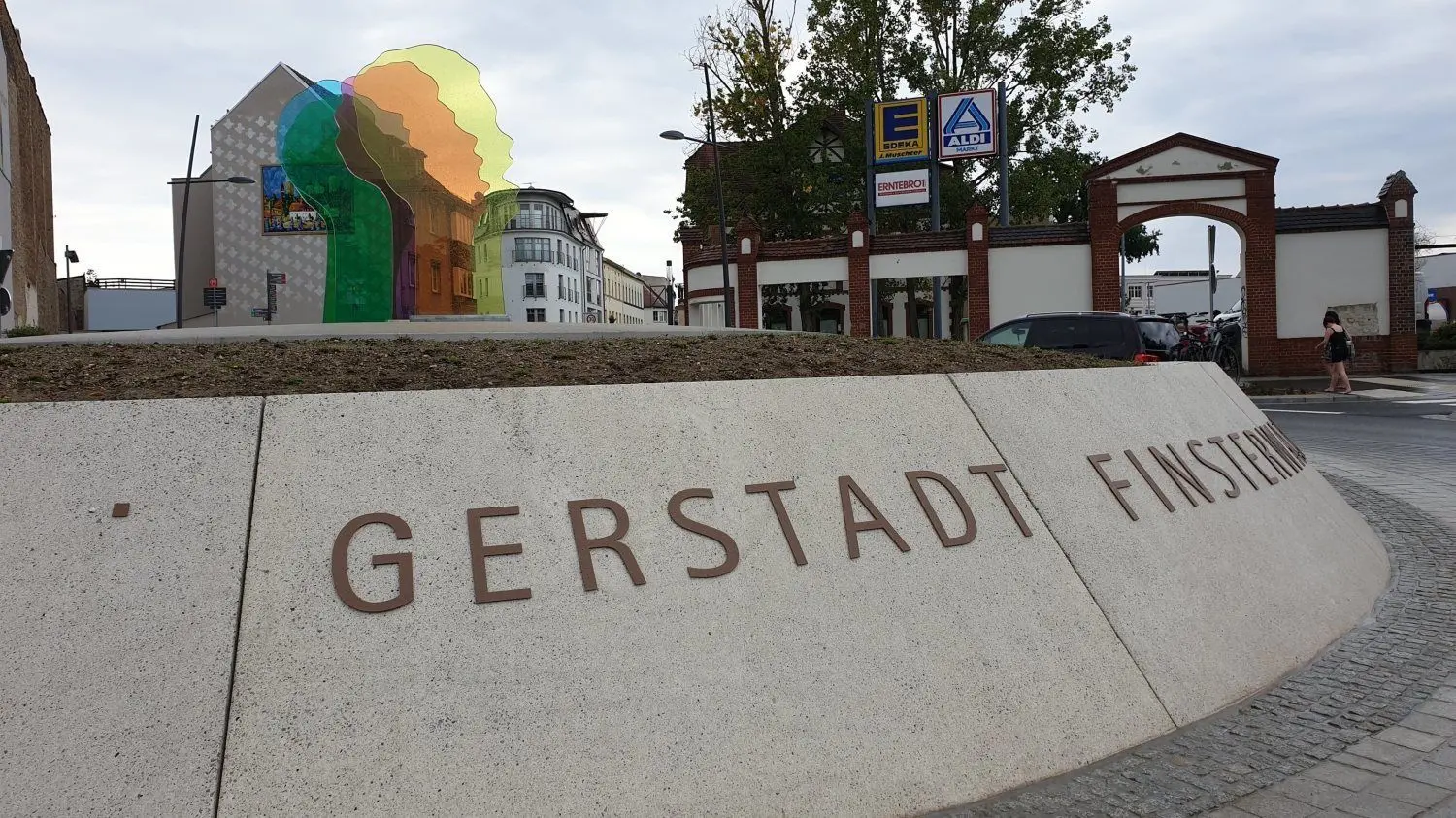Der neue Kreisverkehr in Finsterwalde hat nicht lange durchgehalten. In der Nacht zu Samstag, 1. August, wurden von Dieben die Buchstaben „S“ und „Ä“ des Schriftzugs "Sängerstadt Finsterwalde" entfernt. In der Nacht zu Sonntag wurde nun der Buchstabe „N“ gestohlen.