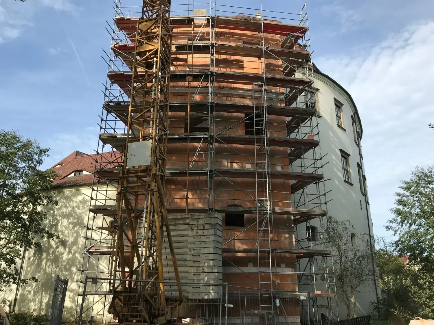 Der Rohbau ist fast fertig: An die historischen Mauern des Schlosses in Hoyerswerda wird ein neuer Gebäudeteil angebaut. Dieser Eingriff ist aus trifftigen Gründen nötig.