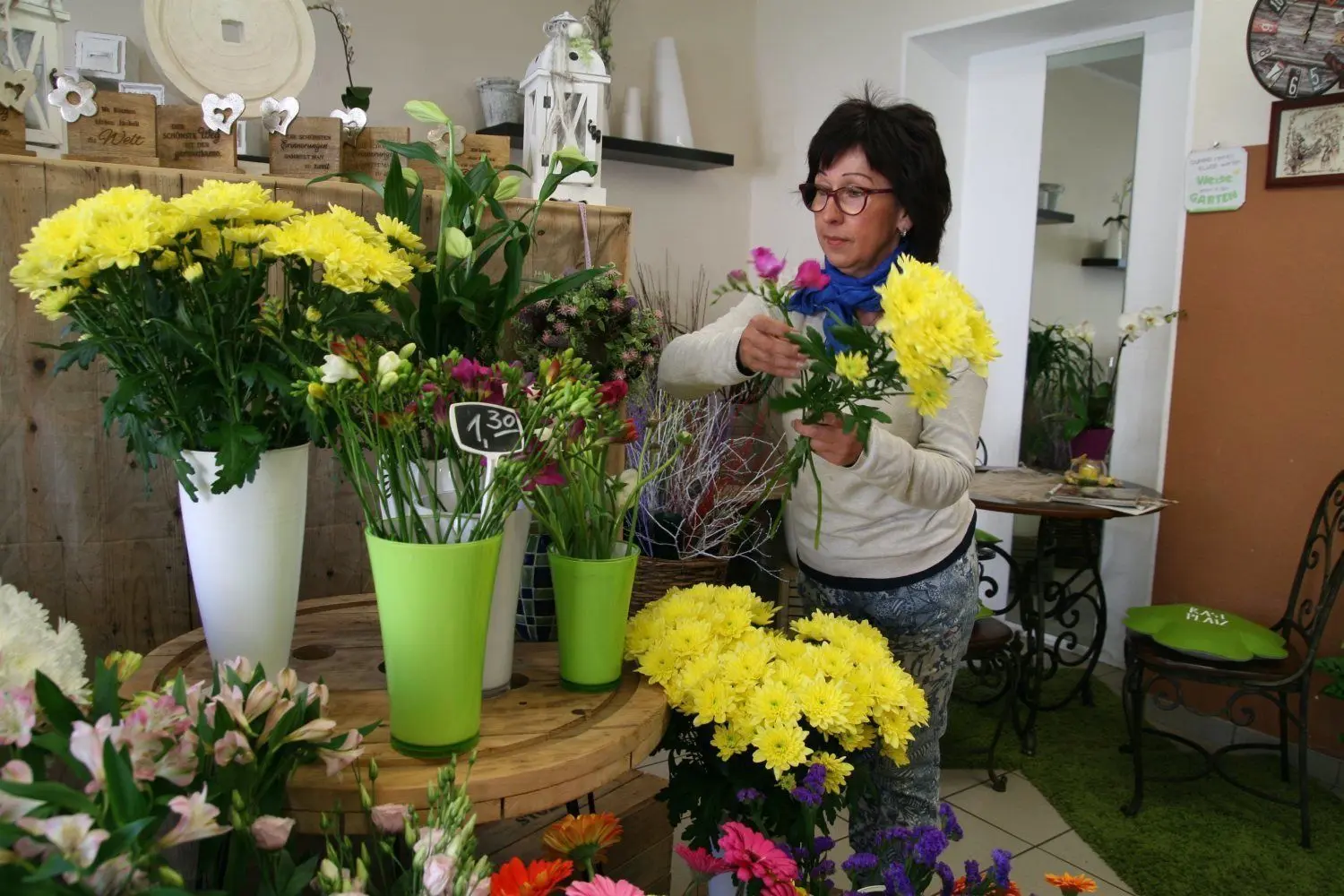 Inhaberin Heidrun Zahl kann seit Mittwoch in ihrem Geschäft in Lübben wieder Schnittblumen verkaufen und bunte Sträuße binden.