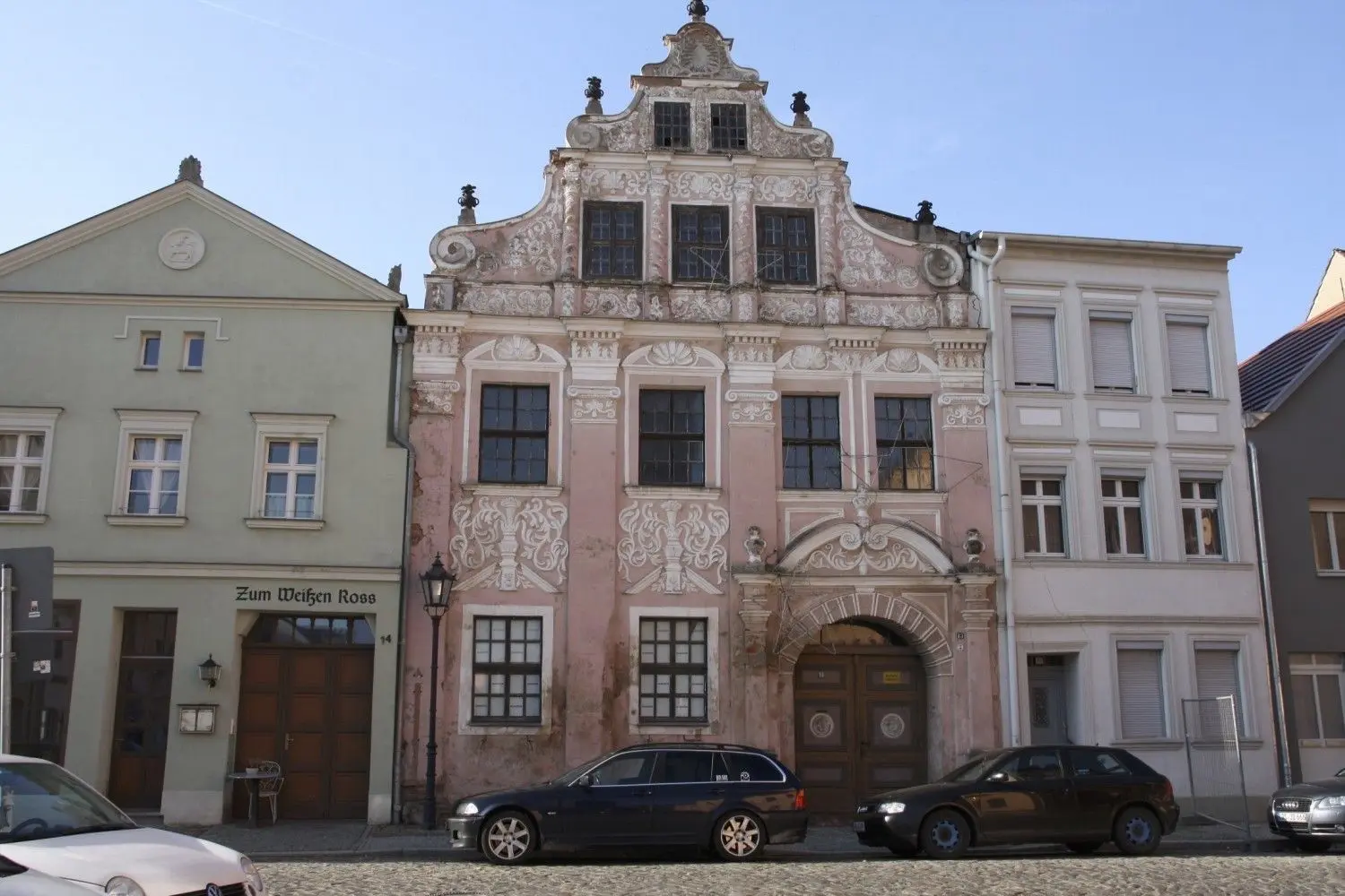 Inzwischen hat die Stadt das Haus einrüsten und notsichern lassen, weil es zuletzt einsturzgefährdet war.