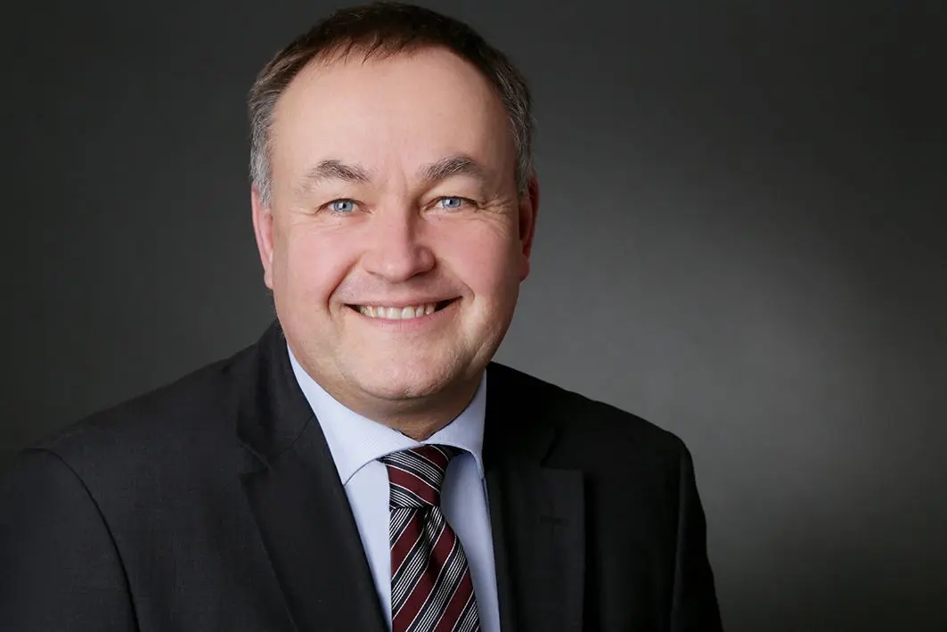 Marcus Tolle, der Hauptgeschäftsführer der Industrie- und Handelskammer Cottbus, verzeichnet ein Plus an Ausbildungsverträgen in den gewerblich-technischen Berufen, starke Rückgänge hingegen in den Hotel- und Gaststättenberufen sowie im Handel.
