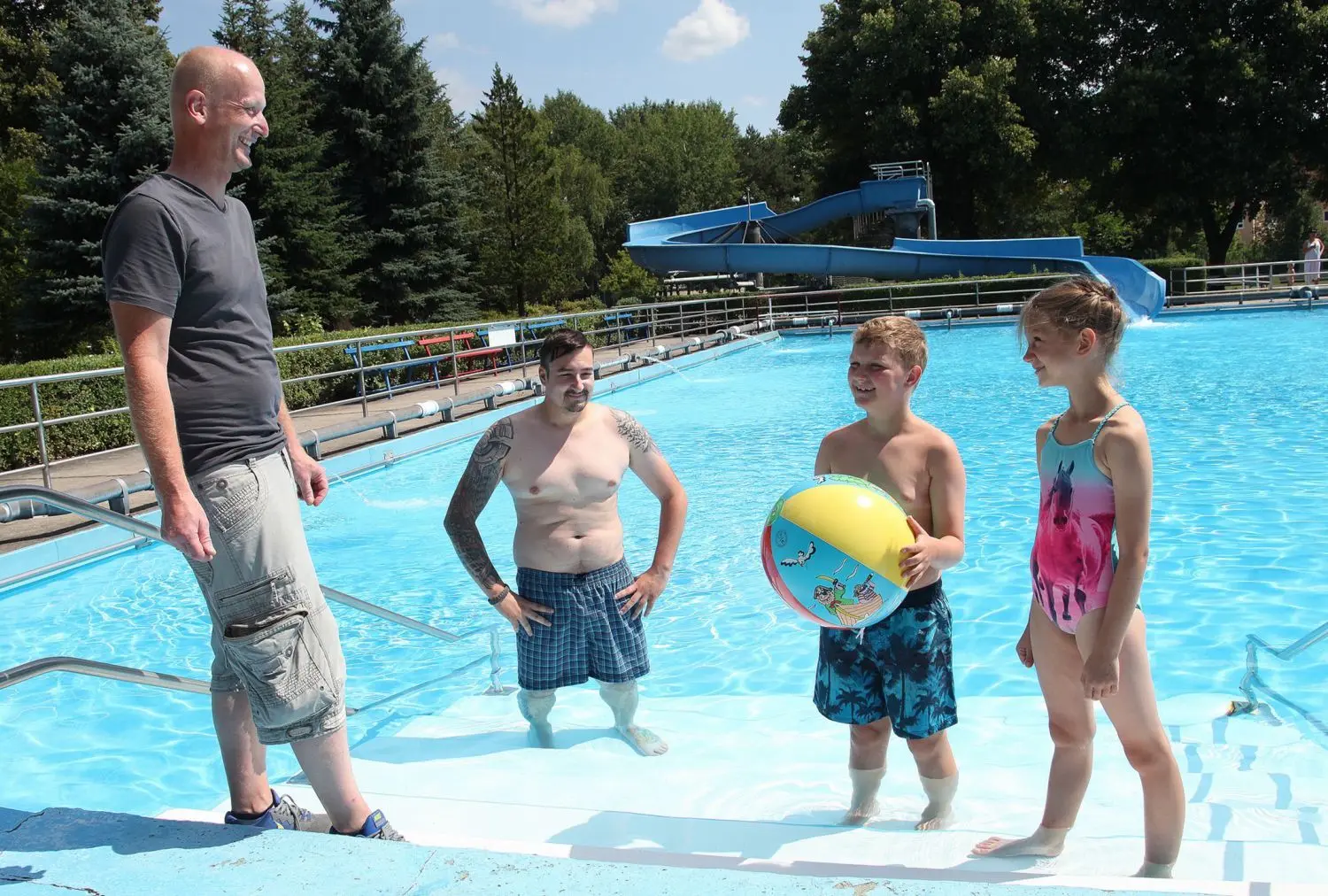 Matthias Warmo, Vorsitzender vom Förderverein Schwimmbad Schwarze Pumpe, weiß, dass Besucher aus Hoyerswerda und Spremberg das Freibad zu schätzen wissen. Für die Einwohner in Schwarze Pumpe ist es sogar das Kulturzentrum des Ortsteils.
