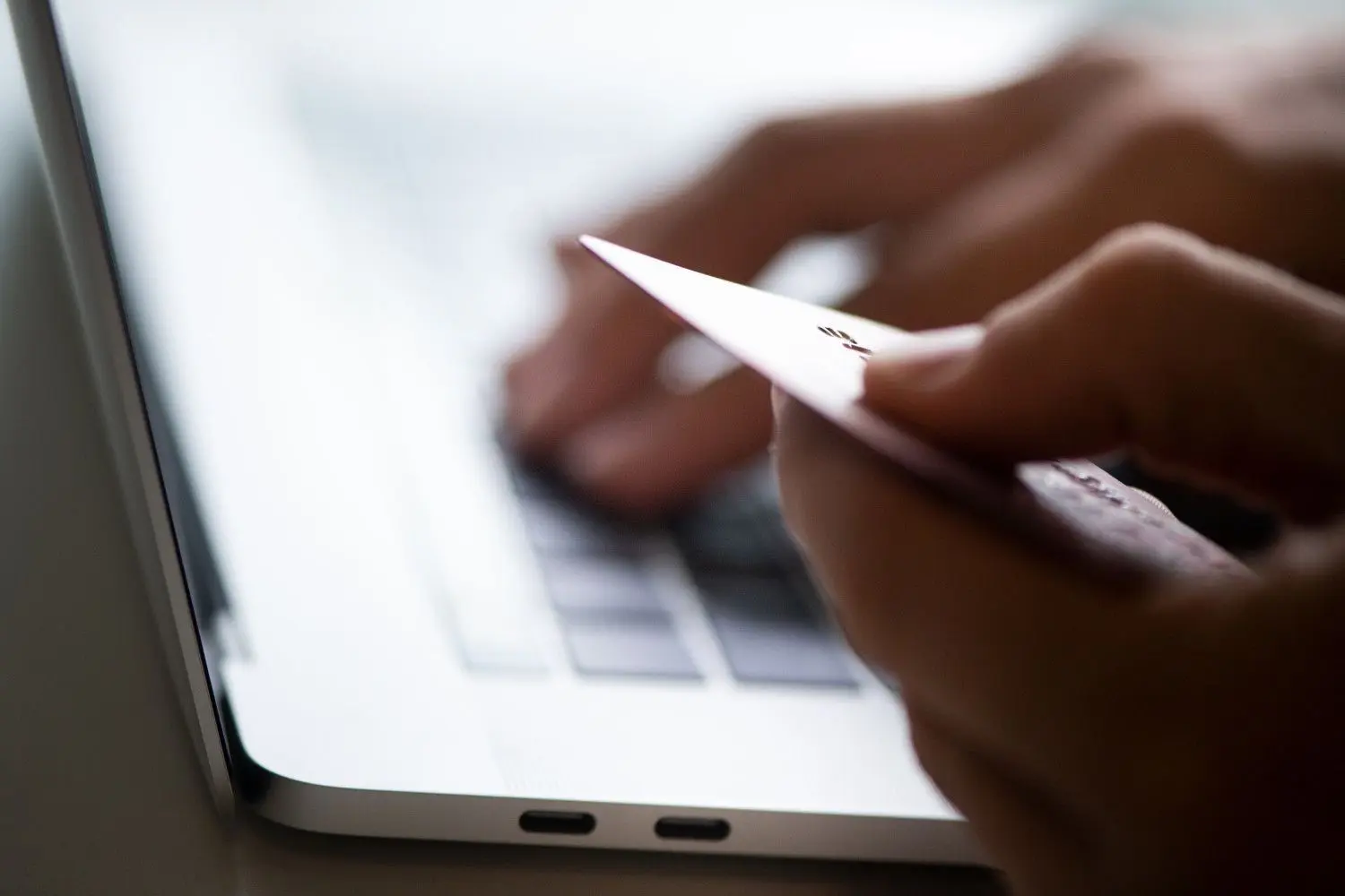 Banken fragen per Mail niemals nach sensiblen Kontodaten, Betrüger hingegen schon.