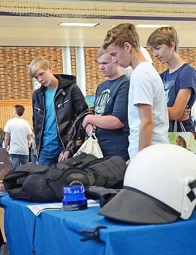 Vor allem junge Männer interessierten sich für den Stand der Polizei.