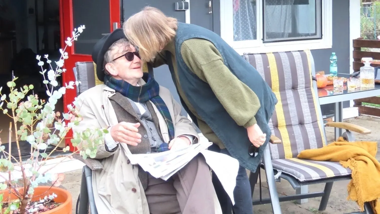 Bernhard Kremser (Film „Grand Budapest Hotel“) und Petra-Maria Wenzel (Deutsch-Sorbisches Volkstheaters Bautzen) spielen das Ehepaar, das zur Goldenen Hochzeit einlädt. Sie wird zu einem Fest, bei dem Generationen und Meinungen aufeinanderprallen.