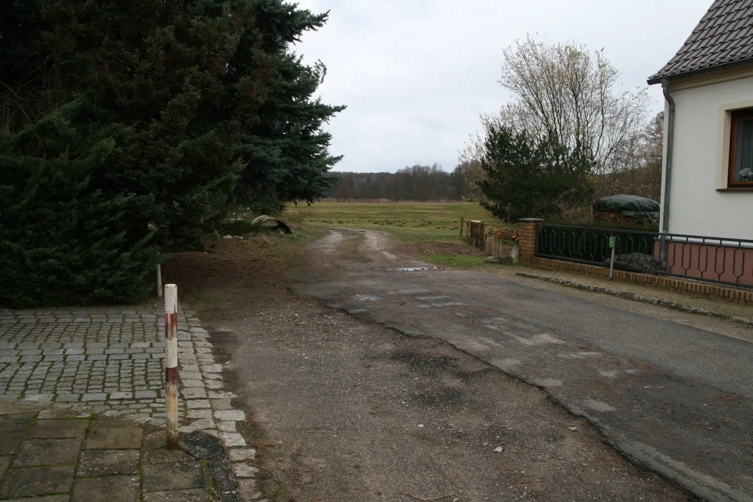 Die Straße endet in einem Feldweg. Hier soll eine Wendemöglichkeit geschaffen werden.