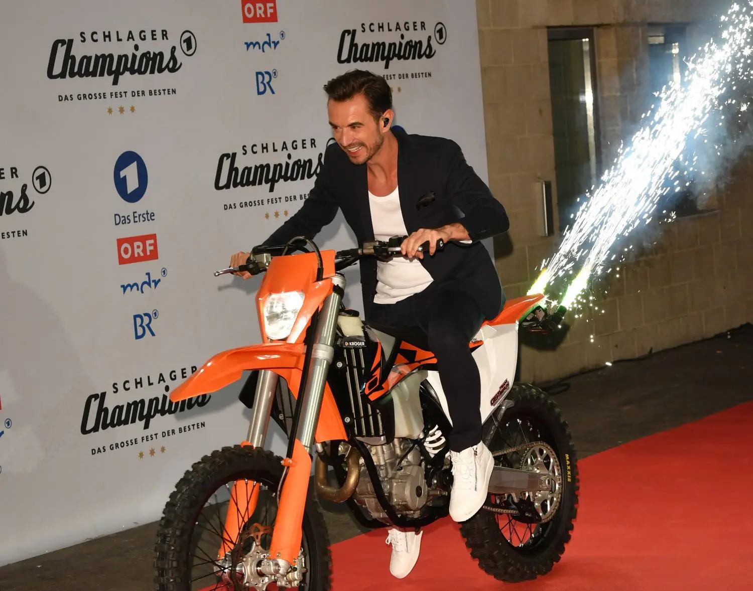 Manch eine Mutter hätte ihn gern zum Schwiegersohn: den Sänger und Moderator Florian Silbereisen. Auch mit dem Motorrad hat er schon bei einer Fernsehshow auf sich aufmerksam gemacht.
