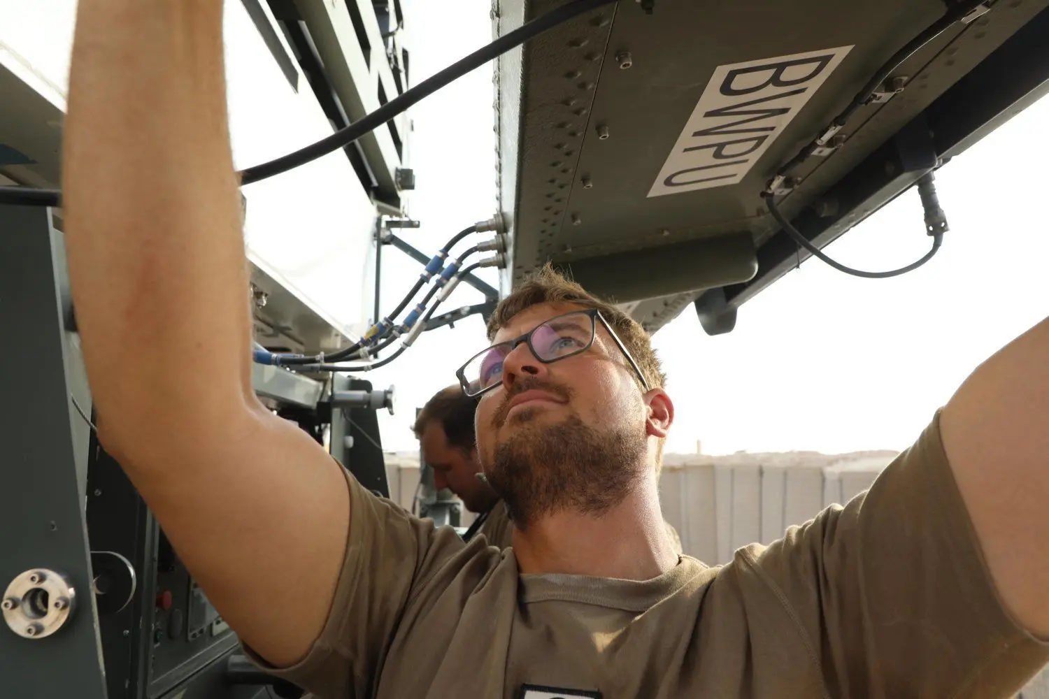 Hauptfeldwebel Felix Schmidt bei Wartungsarbeiten am Radar. Der Jessener vom Bundeswehrstandort Schönewalde/Holzdorf  sicherte das erste Kontingent als Radarelektronikfeldwebel ab.