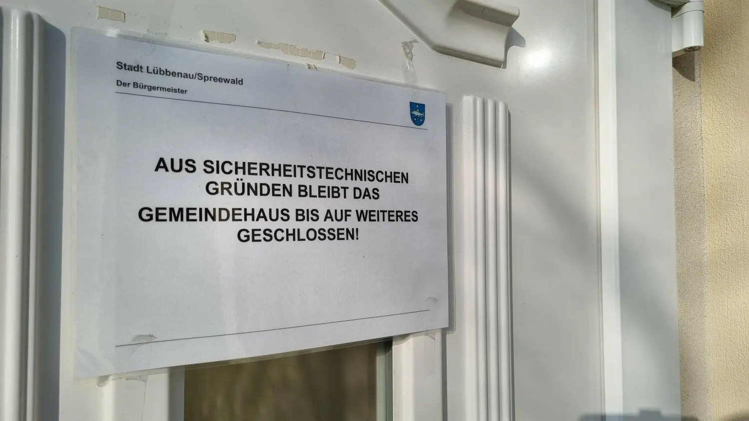 Mitteilung der Stadt Lübbenau am Hauseingang am Gemeindehaus in Groß Radden.
