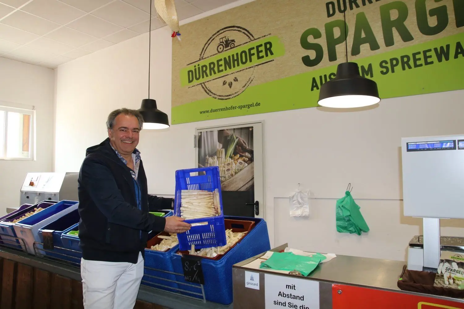 Im eigenen Hofladen verkauft das Team von Geschäftsführer Uwe Schieban den Dürrenhofer Spargel. Außerdem gibt es in der Region an verschiedenen Standorten Verkaufsstände.