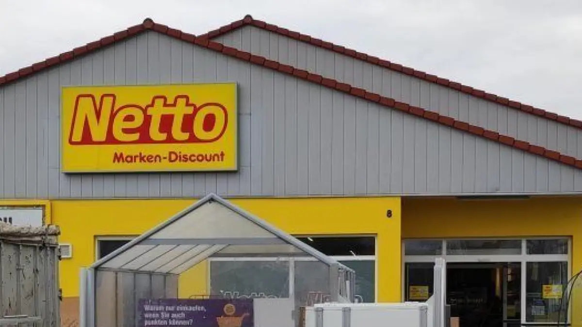 Der Netto in Lübbenau schließt kurzzeitig für Umbauarbeiten. Vor dem Laden finden sich Baucontainer und ein halbes Dutzend Fahrzeuge von Handwerksunternehmen. Doch was soll erneuert werden in dem Discounter?
Der Netto in Lübbenau schließt kurzzetig für Umbauarbeiten. Vor dem Laden finden sich Baucontainer und ein halbes Dutzend Fahrzeuge von Handwerksunternehmen. Doch was soll hier aktuell passieren?