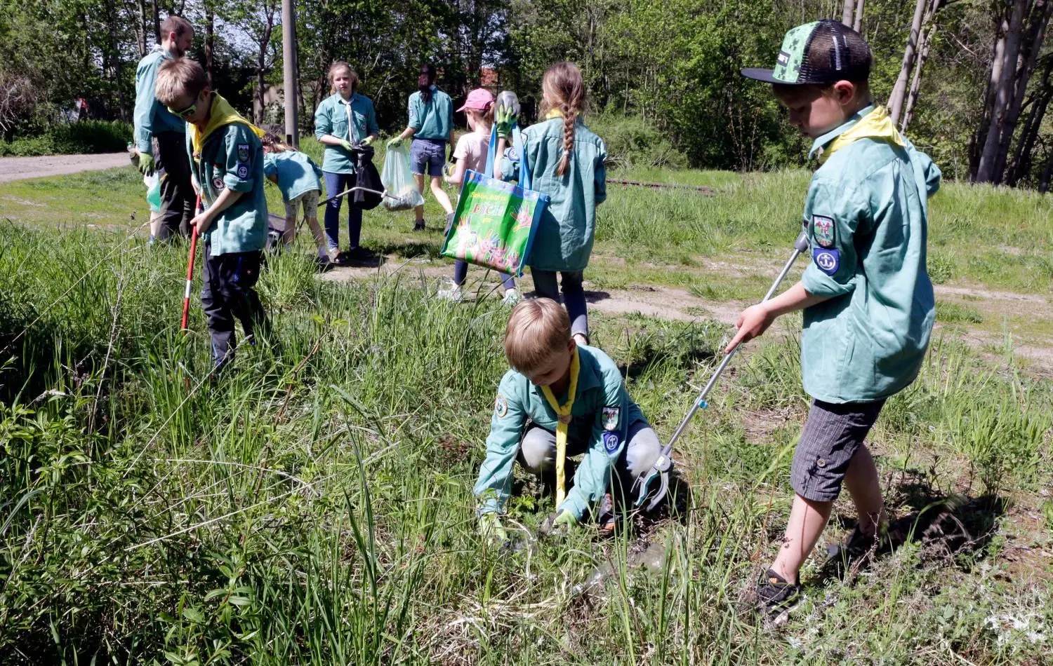 Die Luckauer Pfadfinderkinder waren kürzlich im Luckauer Hain unterwegs, um Müll zu sammeln. Flaschen, Gläser und vieles mehr trugen die Mädchen und Jungen in nur einer Stunde zusammen.