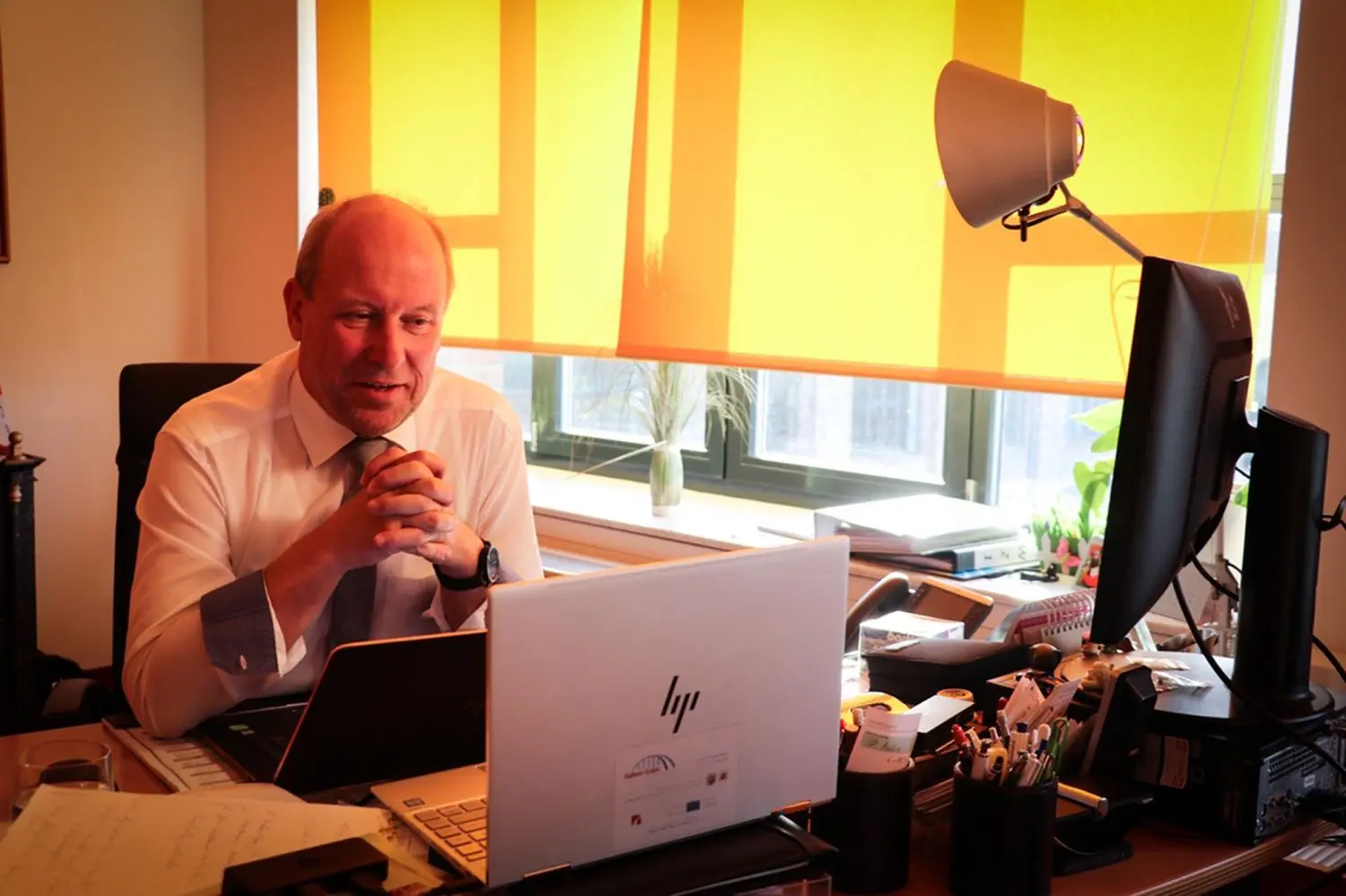 Gubens Bürgermeister Fred Mahro hat seit Beginn der Krise allein bei Facebook über 40 Videoupdates gepostet.