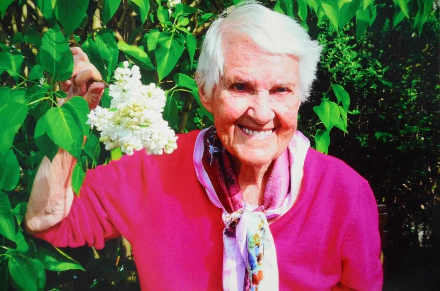 Die hochbetagte rüstige Seniorin in dem Kleingarten einer Bekannten in der Lübbenauer Neustadt.