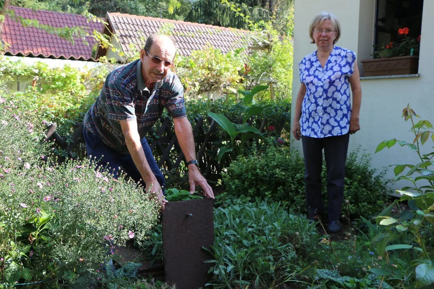 Georg (79) und Waltraud (76) Boguth aus Neubuchwalde in Lohsa entsorgen das Abwasser ihrer Sommerlaube über eine abflusslose Grube. Einen Anschluss ans Abwassernetz wollten sie nie, bekommen sie jetzt aber. Kosten: Über 220 000 Euro.