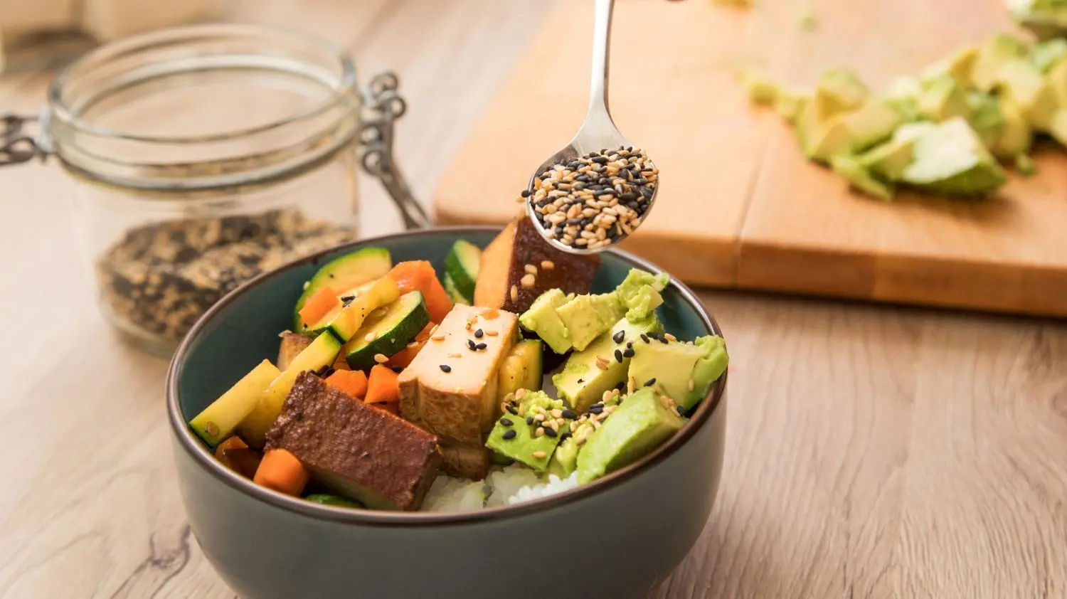 Lecker kochen mit Tofu, gegrilltem Gemüse und Avocado: Pflanzenbetonte Kost ist die Basis für eine gesunde Ernährung.