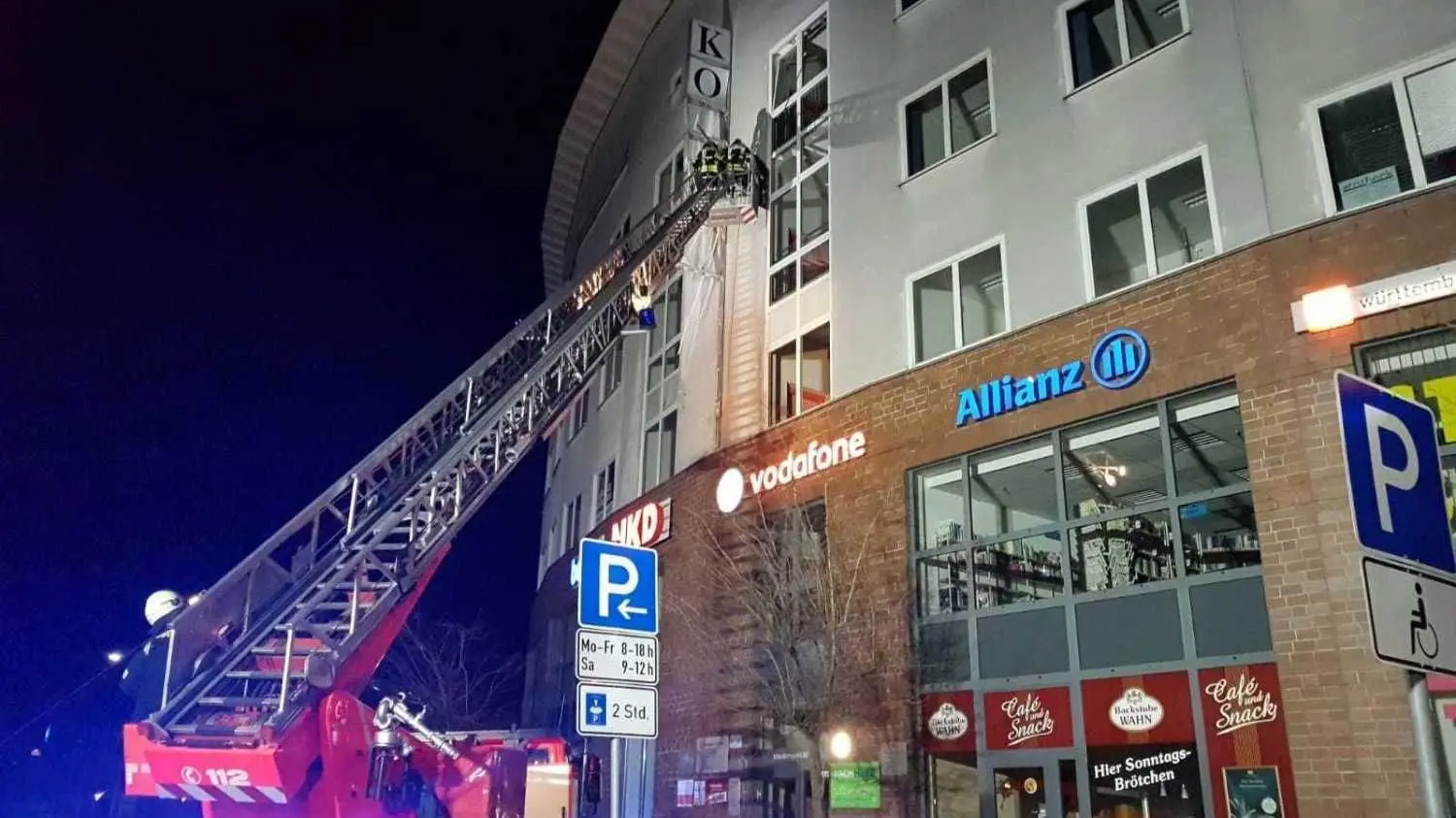 Kameraden der Freiwilligen Feuerwehr Lübbenau mussten in der Sturmnacht ausrücken, weil Yulia Schäden wie hier am Kolosseum angerichtet hatte.