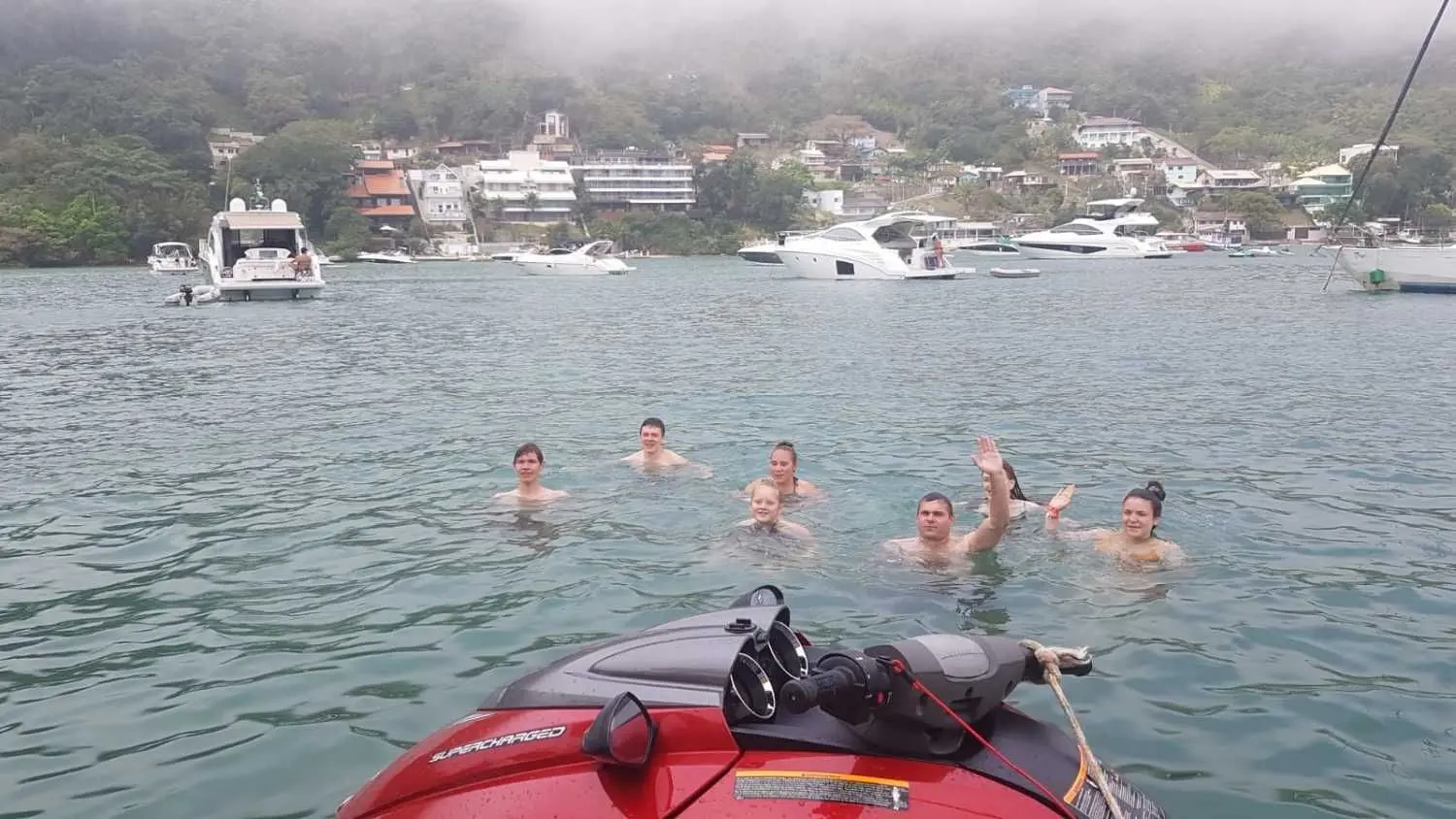 Die freie Zeit wird auch schon mal zu einem erfrischenden Bad genutzt, wie hier bei Porto Belo.