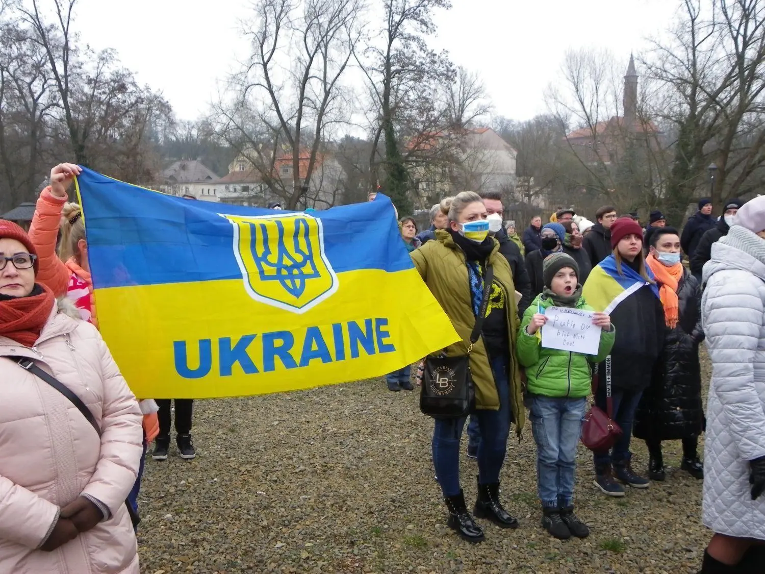 Einige Hundert Gubener und Gubiner nahmen am Friedensgebet auf der Neißeinsel teil und zeigten Solidarität mit der Ukraine.