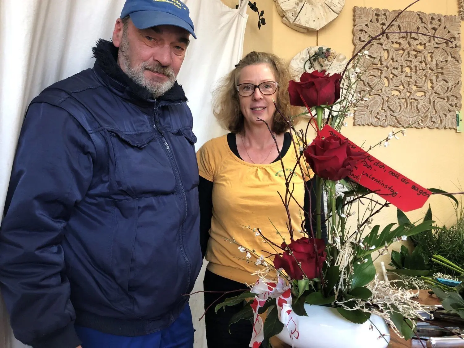 Silvia Jonas hat  2001 ihr "Blumen und Kunst"-Geschäft in Hoyerswerdas Neustadt gegründet. Ihr Ehemann Waldemar liefert die Blumen bei Bedarf an die Kundschaft aus.