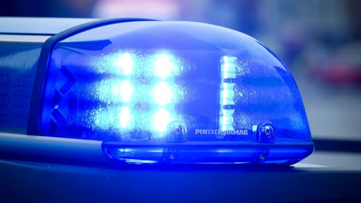 Eine 25-jährige Frau ist am Mittwoch gegen 23.30 Uhr im Puschkinpark in Cottbus von einem Unbekannten überfallen und ins Gebüsch gezerrt worden. Die Polizei sucht jetzt Zeugen.
Blaulicht an einem Polizeiauto in Frankfurt (Oder).