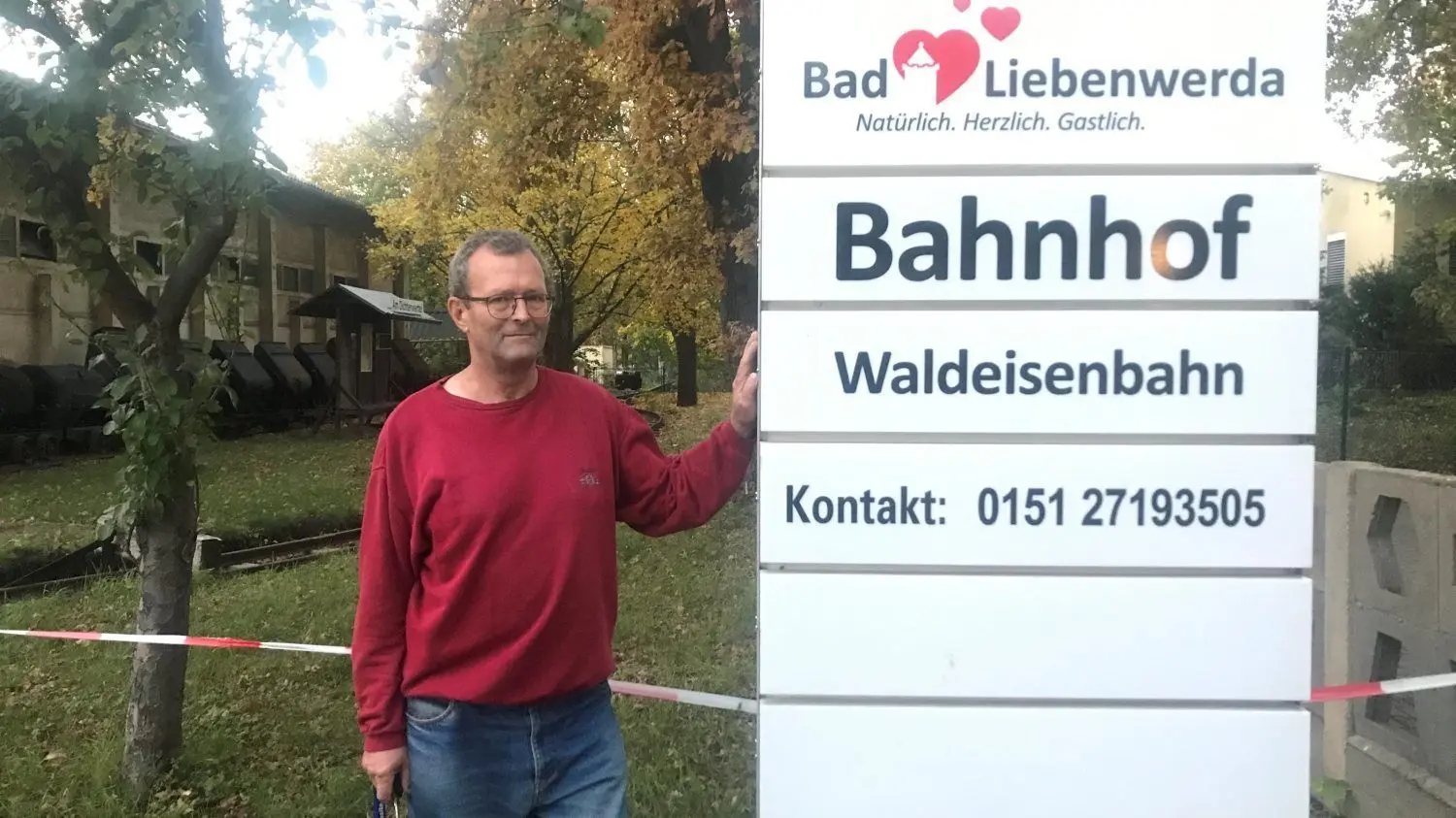Günter Hering will am ehemaligen Heizhaus neben der Kita Waldhaus in Bad Liebenwerda eine Waldeisenbahn aufbauen. Teile der Gleisanlagen sind fertig.