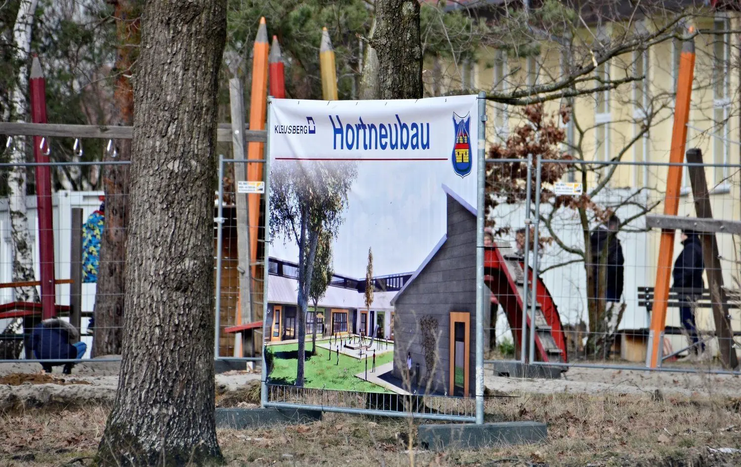 In Doberlug-Kirchhain haben an der Berg-Grundschule die ersten Arbeiten für den Hortneubau begonnen. Das Baufeld ist freigemacht und die archäologische Begleitung angelaufen.